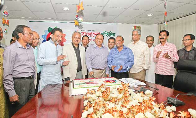 Bashundhara Group Chairman Ahmed Akbar Sobhan cuts a mega birthday cake at the conference room of East West Media Group Limited on Friday to mark the fourth anniversary of Bangladesh Protidin. On his right is Bangladesh Protidin Editor Naem Nizam and on his left is Executive Editor Pir Habibur Rahman.