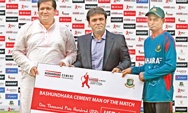 Bashundhara Group Vice-chairman Shafiat Sobhan Sanbir gives prize money to Taijul Islam at an award ceremony at Sher-e-Bangla National Cricket Stadium in Dhaka on Monday. Taijul was adjudged the man of the match in the first test of Bashundhara Cement three-match Test series against Zimbabwe.