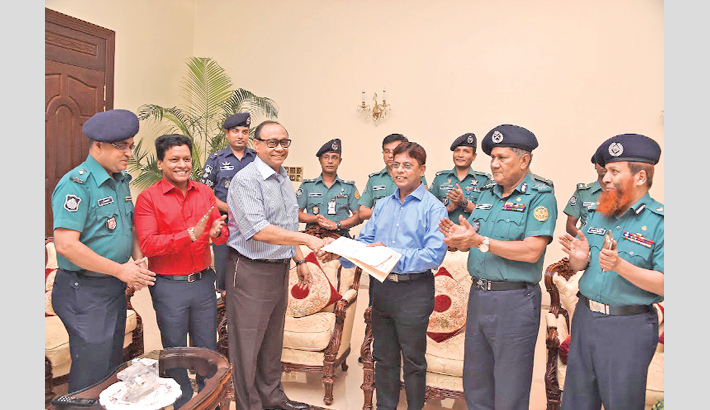 Bashundhara Group Chairman Ahmed Akbar Sobhan hands over the documents of two and a half bighas of land to Inspector General of Police (IGP) AKM Shahidul Hoque on Wednesday to establish a new police station in the capital’s Bashundhara area.-sun Photo